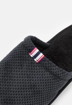 Pier One Chaussons Prix Bradés rond homme -Pas Cher Pier One Boutique 0379114a66bd48d881979d3d1b73626d