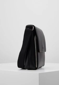 Pier One Sac bandoulière Promos sacs fermoir aimanté homme 12 Pier One Sac bandoulière Promos sacs fermoir aimanté homme -Pas Cher Pier One Boutique 31f79a3e49c140948dedcd6cc64eb1eb