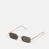 Prix Raisonnable Pier One UNISEX - Lunettes de soleil rectangulaire -Pas Cher Pier One Boutique 43323589a1bb4e62aab7449e102cad80