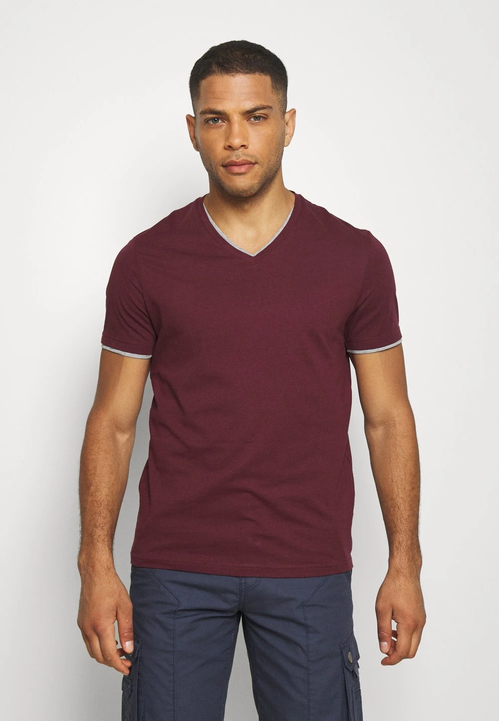 Pier One Prix Allégé T-shirt basique t-shirts & polos col en v homme 3 Pier One Prix Allégé T-shirt basique t-shirts & polos col en v homme