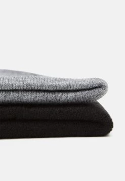 Pier One 2 PACK UNISEX - Bonnet Prix Gelé casquettes, bonnets et chapeaux couleur unie -Pas Cher Pier One Boutique 55a5598cc548418184d9aad0f4362f9a