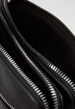 Qualité Supérieure Pier One Sac bandoulière sacs fermeture éclair homme -Pas Cher Pier One Boutique 6d78706637334c8695db7895f1865481