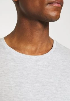 Pier One 5 PACK - T-shirt basique Prix Avantageux t-shirts col rond homme 29 Pier One 5 PACK - T-shirt basique Prix Avantageux t-shirts col rond homme -Pas Cher Pier One Boutique 781514b98ac940a2934d4a3cf6c9ca05