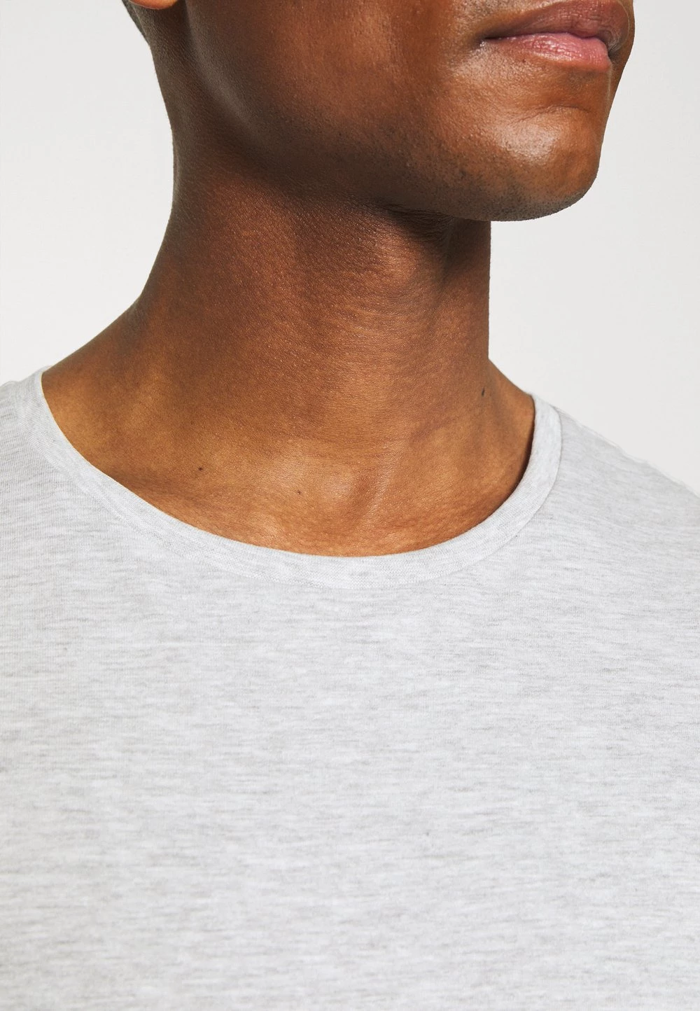 Pier One 5 PACK - T-shirt basique Prix Avantageux t-shirts col rond homme 9 Pier One 5 PACK - T-shirt basique Prix Avantageux t-shirts col rond homme – Image 7