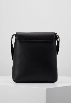 Pier One Sac bandoulière Promos sacs fermoir aimanté homme 11 Pier One Sac bandoulière Promos sacs fermoir aimanté homme -Pas Cher Pier One Boutique 7fc9b8c2009e411c8a0b428916cc63ad