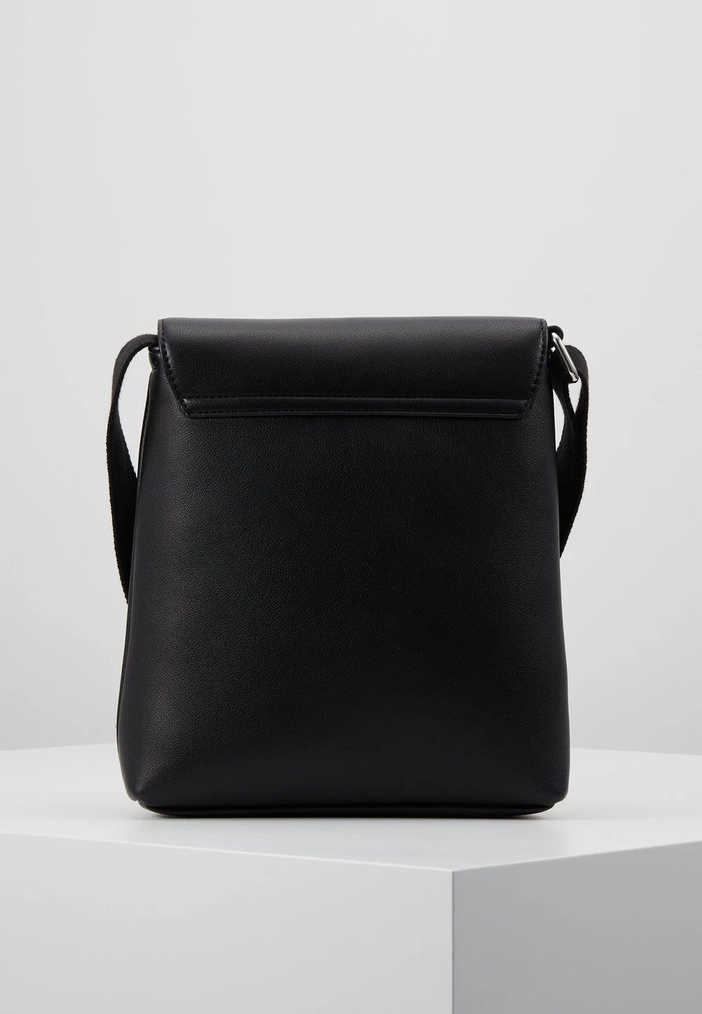 Pier One Sac bandoulière Promos sacs fermoir aimanté homme 5 Pier One Sac bandoulière Promos sacs fermoir aimanté homme – Image 3