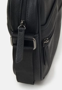 Pier One Prix d’Amis Sac bandoulière sacs compartiment pour téléphone portable homme -Pas Cher Pier One Boutique 8981d7ab6f0043c8aa0989179eb9bc74