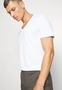 Pier One Prix Bradés 2 PACK - T-shirt basique t-shirts col en v profond homme -Pas Cher Pier One Boutique 8a50f47374ab42e380a66ae8b1778f0e