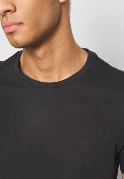 Prix Sacrifiés Pier One 7 PACK - T-shirt basique t-shirts col rond homme -Pas Cher Pier One Boutique 9ff1310308384925af8ab3297a7ee42a