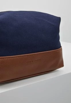 Pier One UNISEX - Trousse de toilette En promotion accessoires, sets et coffrets -Pas Cher Pier One Boutique a9ce5305f1b34224bfa1779988ff62df