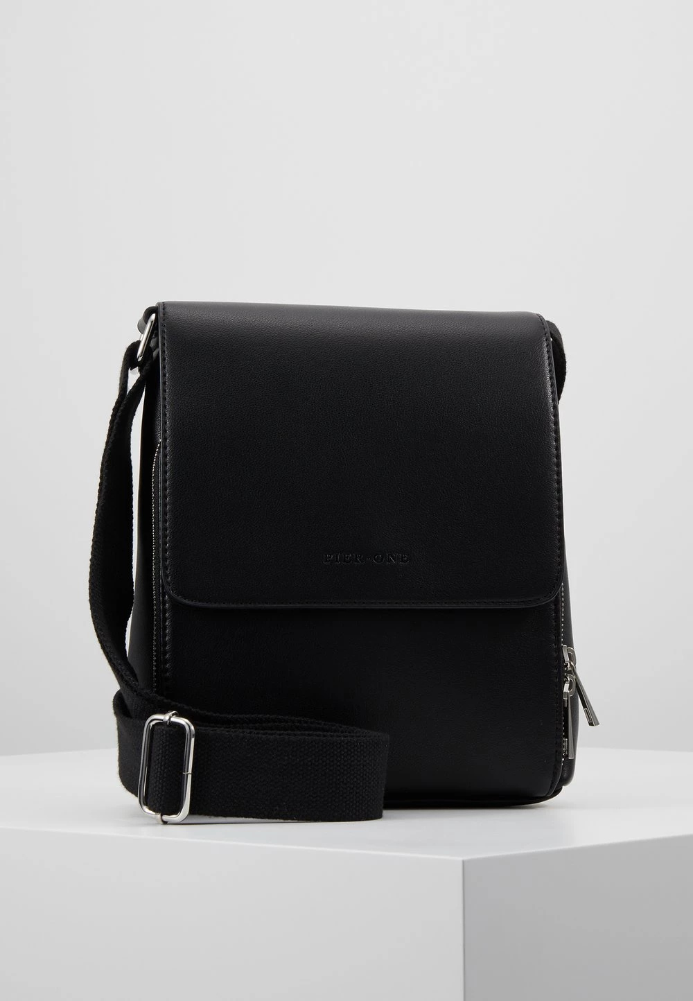 Pier One Sac bandoulière Promos sacs fermoir aimanté homme 3 Pier One Sac bandoulière Promos sacs fermoir aimanté homme