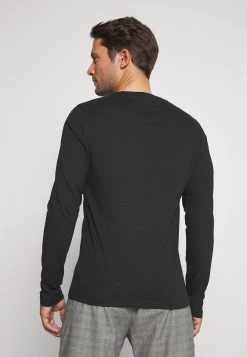 En promotion Pier One 2 PACK - T-shirt à manches longues t-shirts col rond homme 17 En promotion Pier One 2 PACK - T-shirt à manches longues t-shirts col rond homme -Pas Cher Pier One Boutique b2ae0ed0844241398576a6d2524b1cab