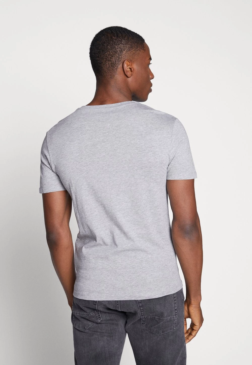 Pier One Prix Équitable 3 PACK - T-shirt basique t-shirts col en v homme 6 Pier One Prix Équitable 3 PACK - T-shirt basique t-shirts col en v homme – Image 4