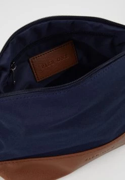 Pier One UNISEX - Trousse de toilette En promotion accessoires, sets et coffrets -Pas Cher Pier One Boutique b7e0cfe5aab740c4a01504c8495721c5
