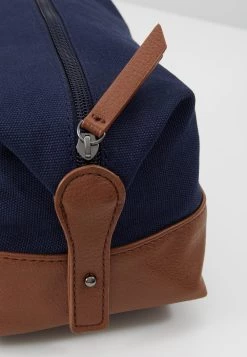 Pier One UNISEX - Trousse de toilette En promotion accessoires, sets et coffrets -Pas Cher Pier One Boutique be0cb979788d4b3a97538c96ede41fa2