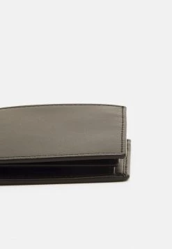 Assurance De l’Authenticité Pier One Portefeuille petite maroquinerie compartiment à monnaie homme 11 Assurance De l’Authenticité Pier One Portefeuille petite maroquinerie compartiment à monnaie homme -Pas Cher Pier One Boutique c4208777e4774ab9934594e35b9c7d74