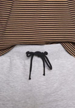 Pier One 2 PACK - Short - light grey /black Qualité garantie 100% pantalons normale homme -Pas Cher Pier One Boutique c4d577d8c6314b53bc4b281d9e735af0