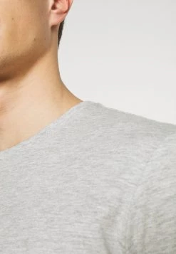 Prix De Rêve Pier One 3 PACK - T-shirt basique t-shirts col rond homme -Pas Cher Pier One Boutique cf2bf76acaa04ce7a9f485db3954ff6b