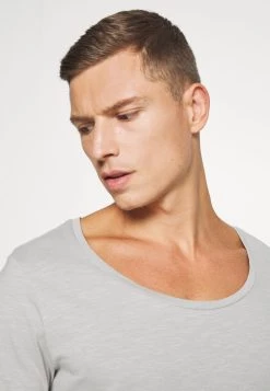 Pier One T-shirt basique Assurance De l’Authenticité t-shirts encolure large ronde homme -Pas Cher Pier One Boutique e58cbefeeef0416682b9d465dd63a942