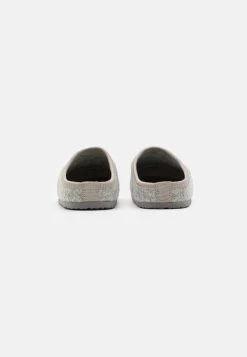 Qualité Garantie Pier One UNISEX - Chaussons rond homme 12 Qualité Garantie Pier One UNISEX - Chaussons rond homme -Pas Cher Pier One Boutique ff8d84a7a90c46e398cc846c51f6d3aa